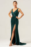 Vaina verde oscuro con escote en V Vestido de dama de honor fruncido alto-bajo con abertura