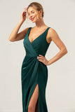 Vaina verde oscuro con escote en V Vestido de dama de honor fruncido alto-bajo con abertura