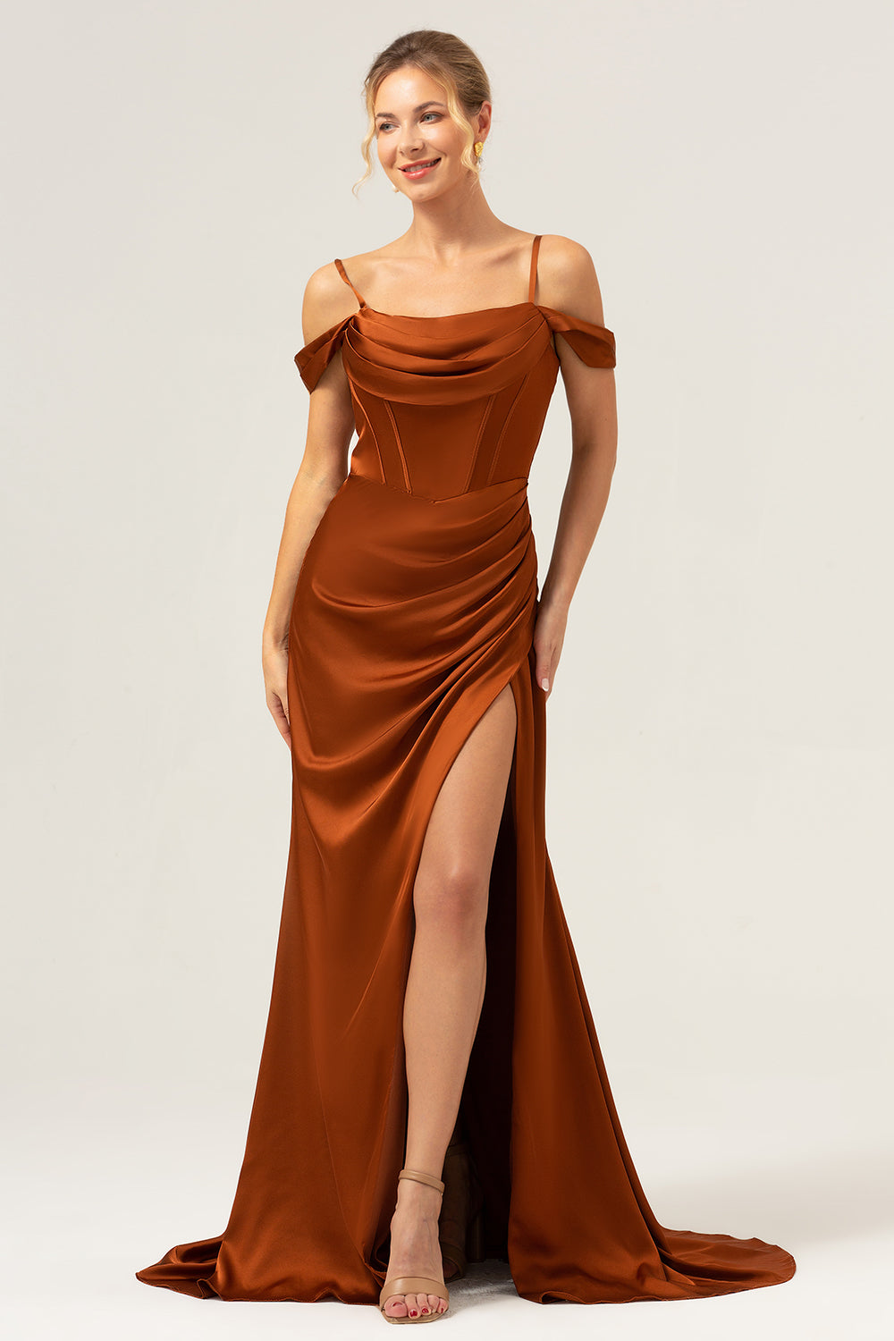 Vestido largo de dama de honor con corsé fruncido de hombro frío de sirena de café con abertura