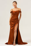 Vestido largo de dama de honor con corsé fruncido de hombro frío de sirena de café con abertura