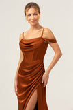 Vestido largo de dama de honor con corsé fruncido de hombro frío de sirena de café con abertura