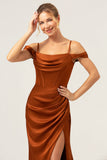 Vestido largo de dama de honor con corsé fruncido de hombro frío de sirena de café con abertura