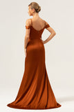 Vestido largo de dama de honor con corsé fruncido de hombro frío de sirena de café con abertura