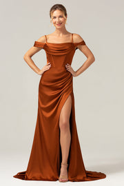 Vestido largo de dama de honor con corsé fruncido de hombro frío de sirena de café con abertura
