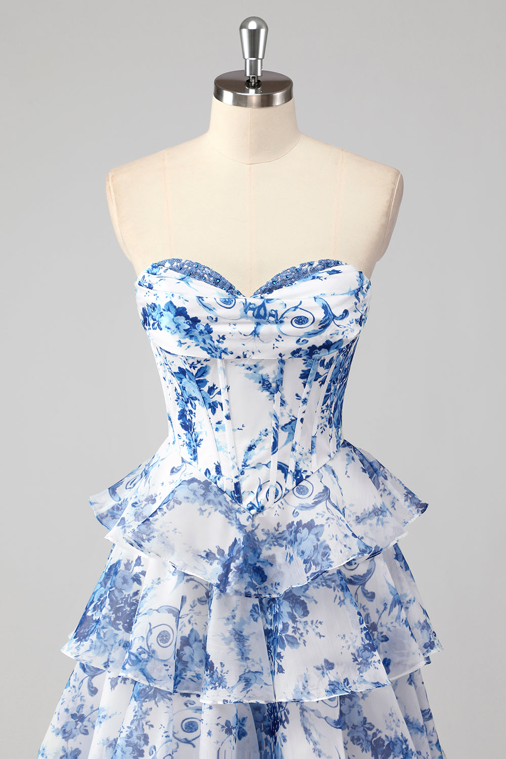 Vestido de fiesta largo largo escalonado de flores blancas azules y blancas con abertura