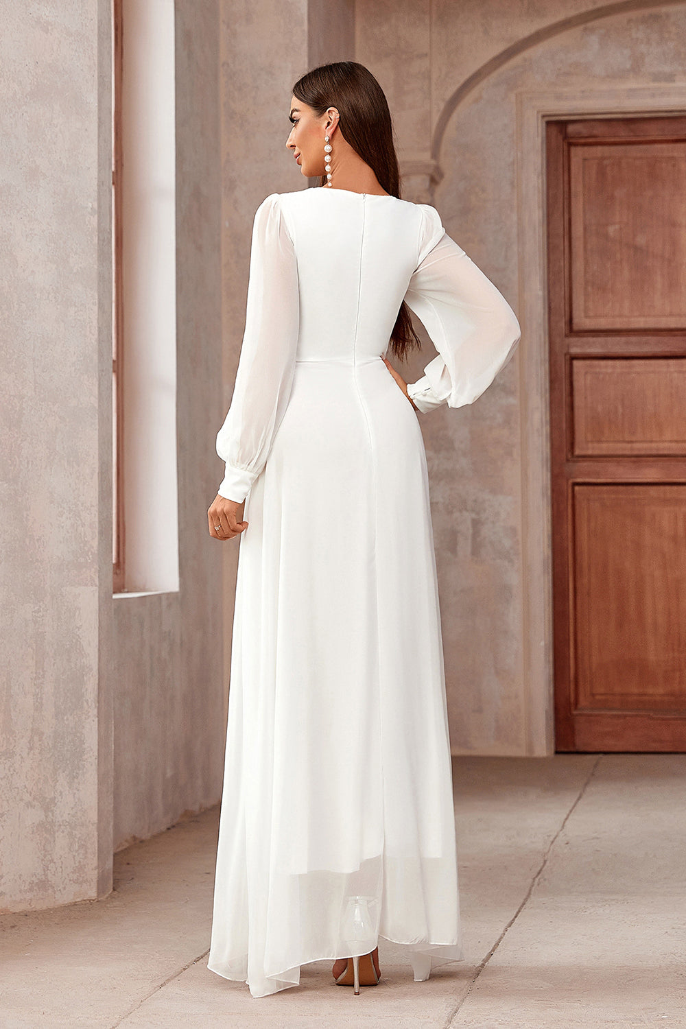 Vestido de fiesta blanco de manga larga cruzado en línea A