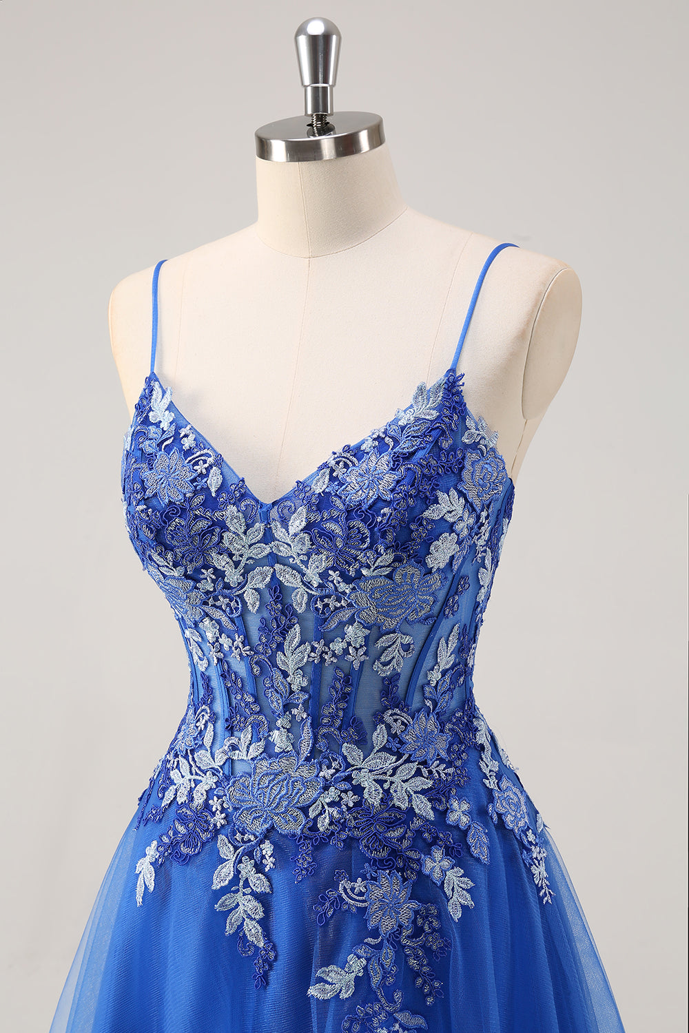 Vestido de fiesta de tul con tirantes de espagueti azul real de una línea
