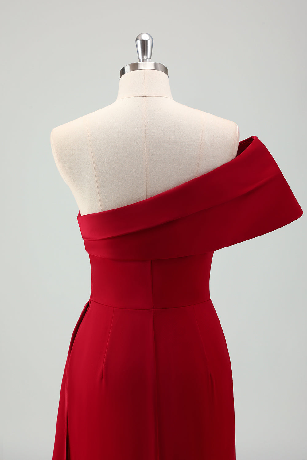 Vestido de dama de honor de satén plisado con un hombro al descubierto en rojo y abertura