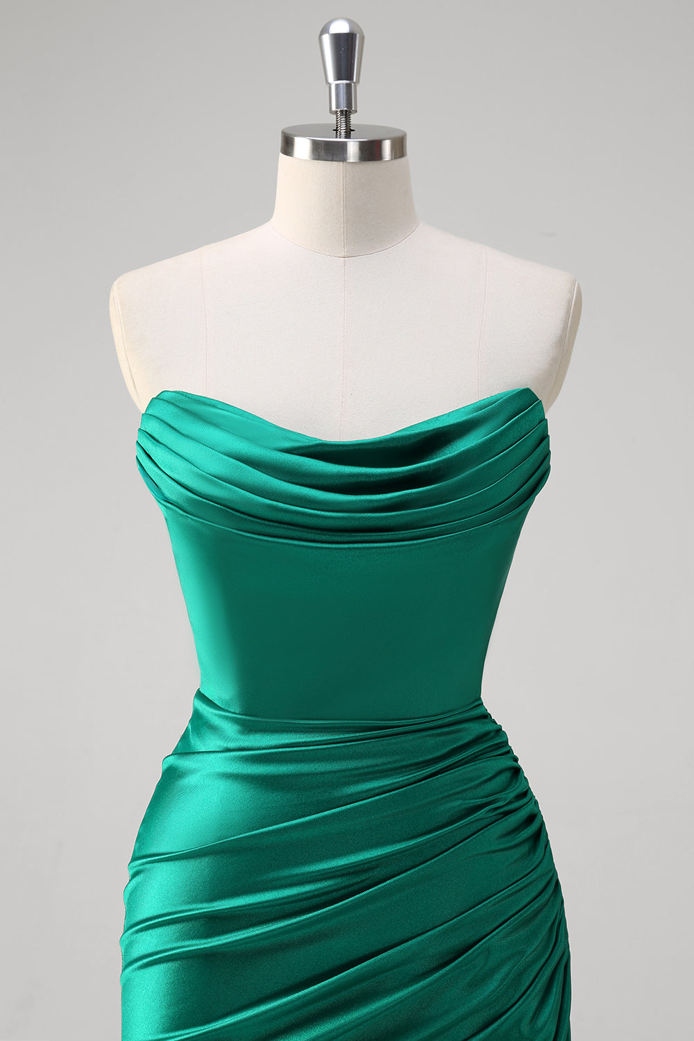 Vestido de fiesta largo fruncido de satén sin tirantes de sirena verde con abertura