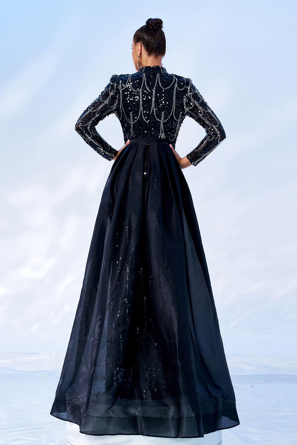 Precioso vestido de fiesta de manga larga con cuentas de sirena negra