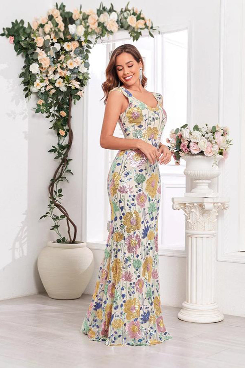 Vestido de fiesta largo con escote en V floral dorado