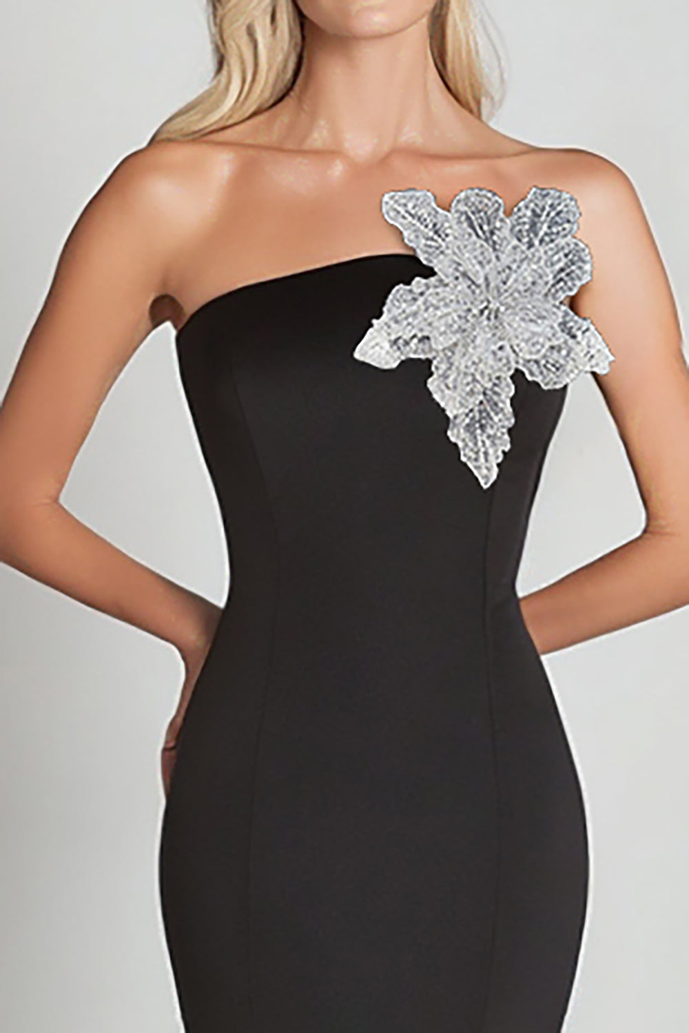 Vestido formal largo de sirena negra de un hombro con flor de lentejuelas