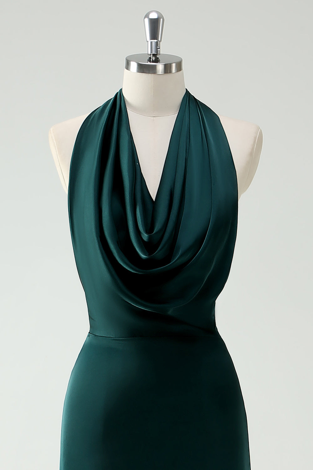 Vestido largo de dama de honor sirena verde pino con cuello halter con abertura