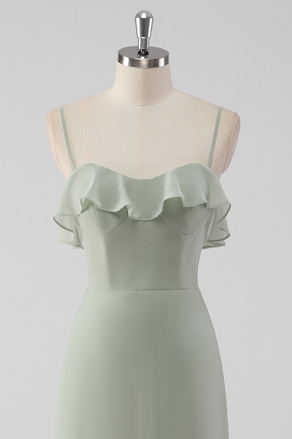 Vestido de dama de honor con tirantes de espagueti con volantes de vaina de salvia empolvada