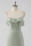 Vestido de dama de honor con tirantes de espagueti con volantes de vaina de salvia empolvada