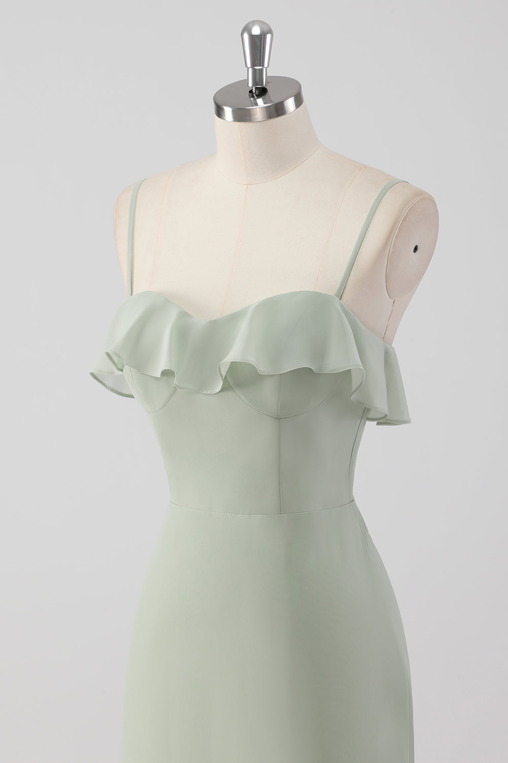 Vestido de dama de honor con tirantes de espagueti con volantes de vaina de salvia empolvada