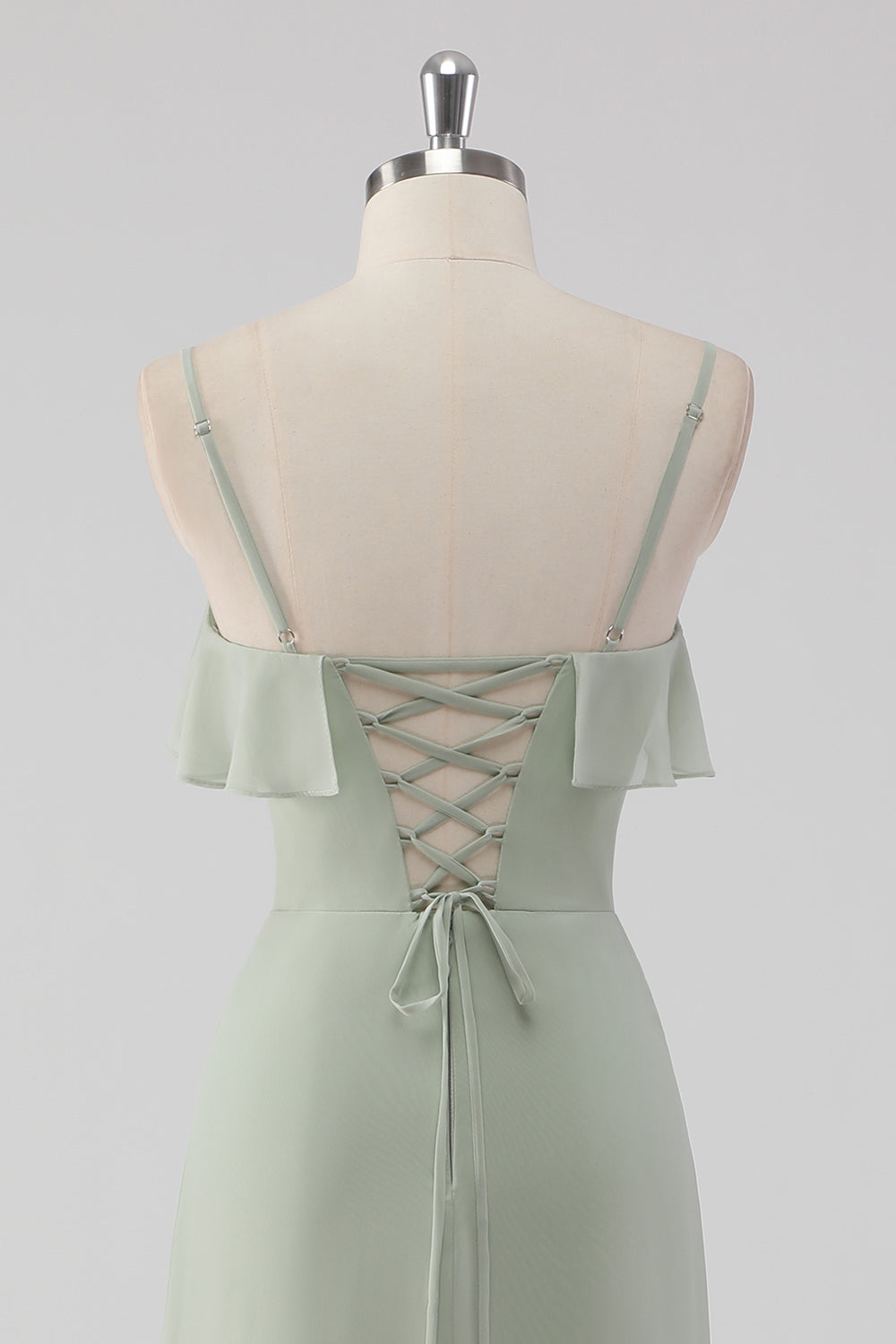 Vestido de dama de honor con tirantes de espagueti con volantes de vaina de salvia empolvada