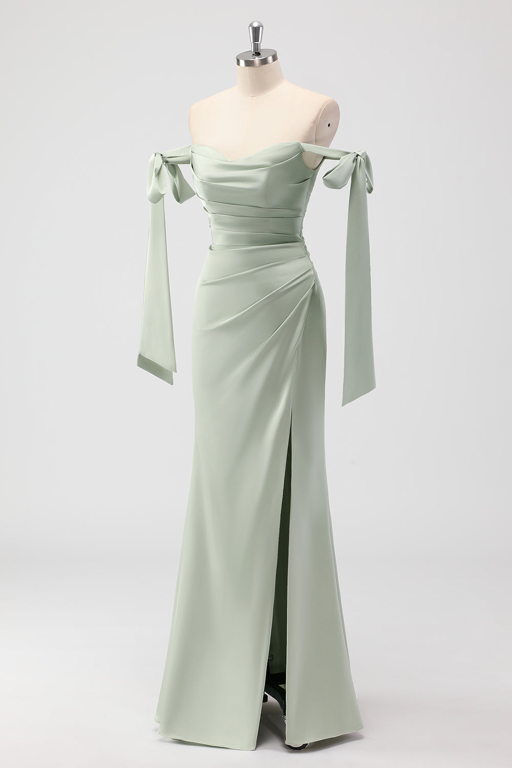Vestido de dama de honor largo fruncido con hombros descubiertos de sirena verde salvia