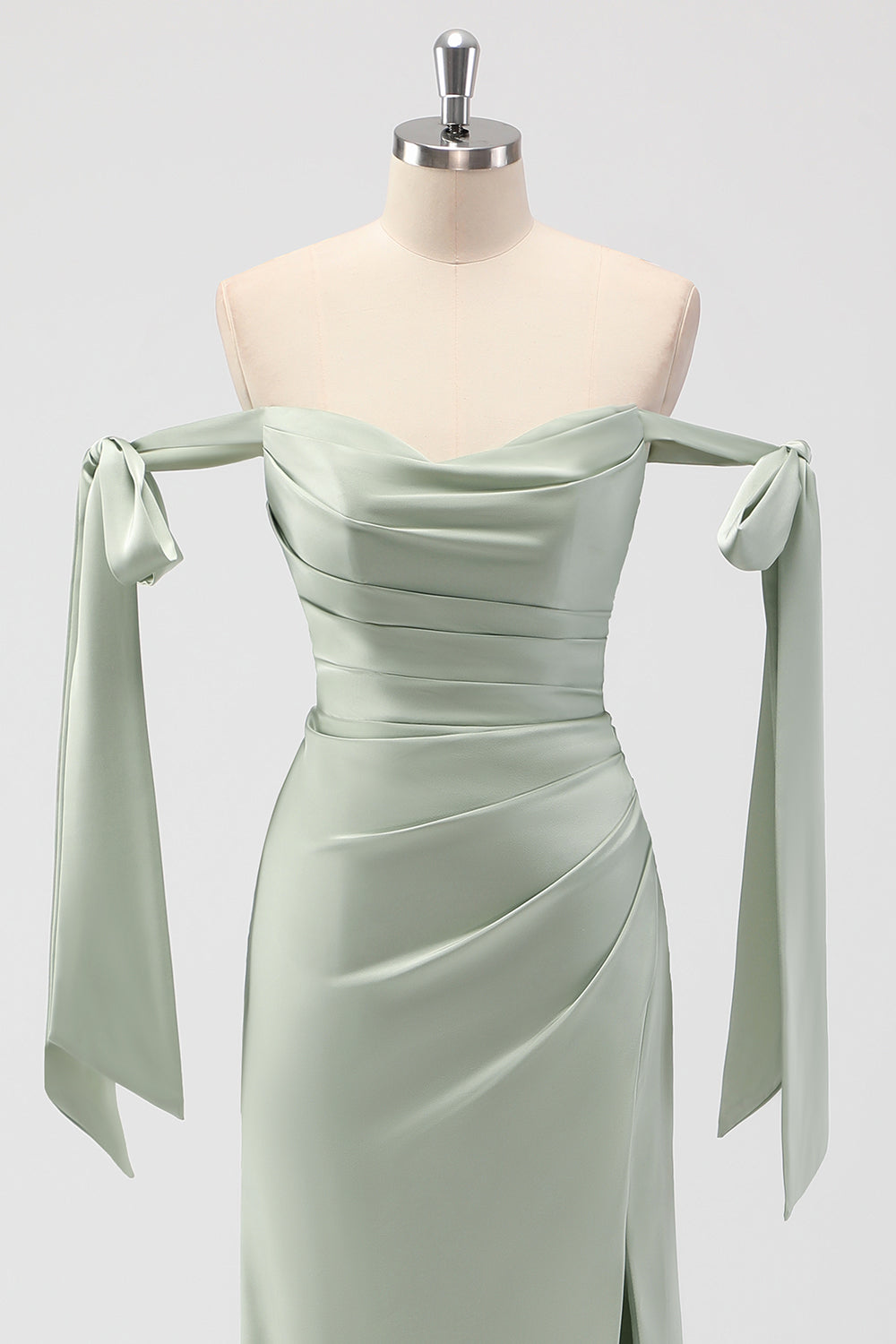 Vestido de dama de honor largo fruncido con hombros descubiertos de sirena verde salvia