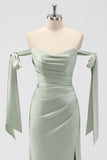 Vestido de dama de honor largo fruncido con hombros descubiertos de sirena verde salvia