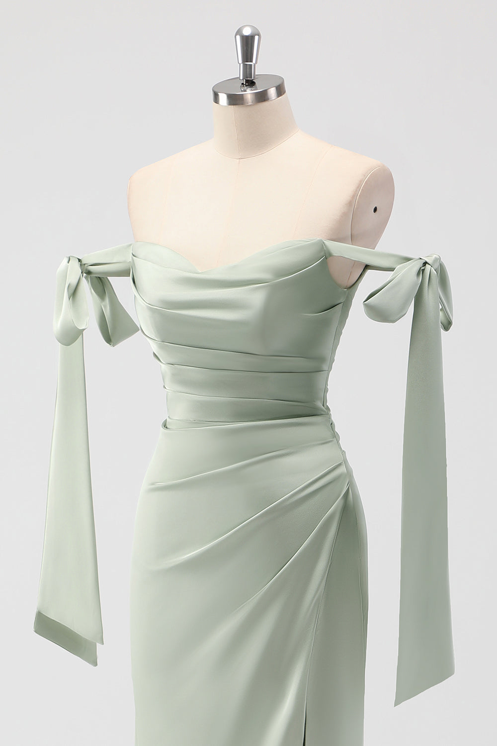 Vestido de dama de honor largo fruncido con hombros descubiertos de sirena verde salvia