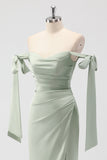Vestido de dama de honor largo fruncido con hombros descubiertos de sirena verde salvia