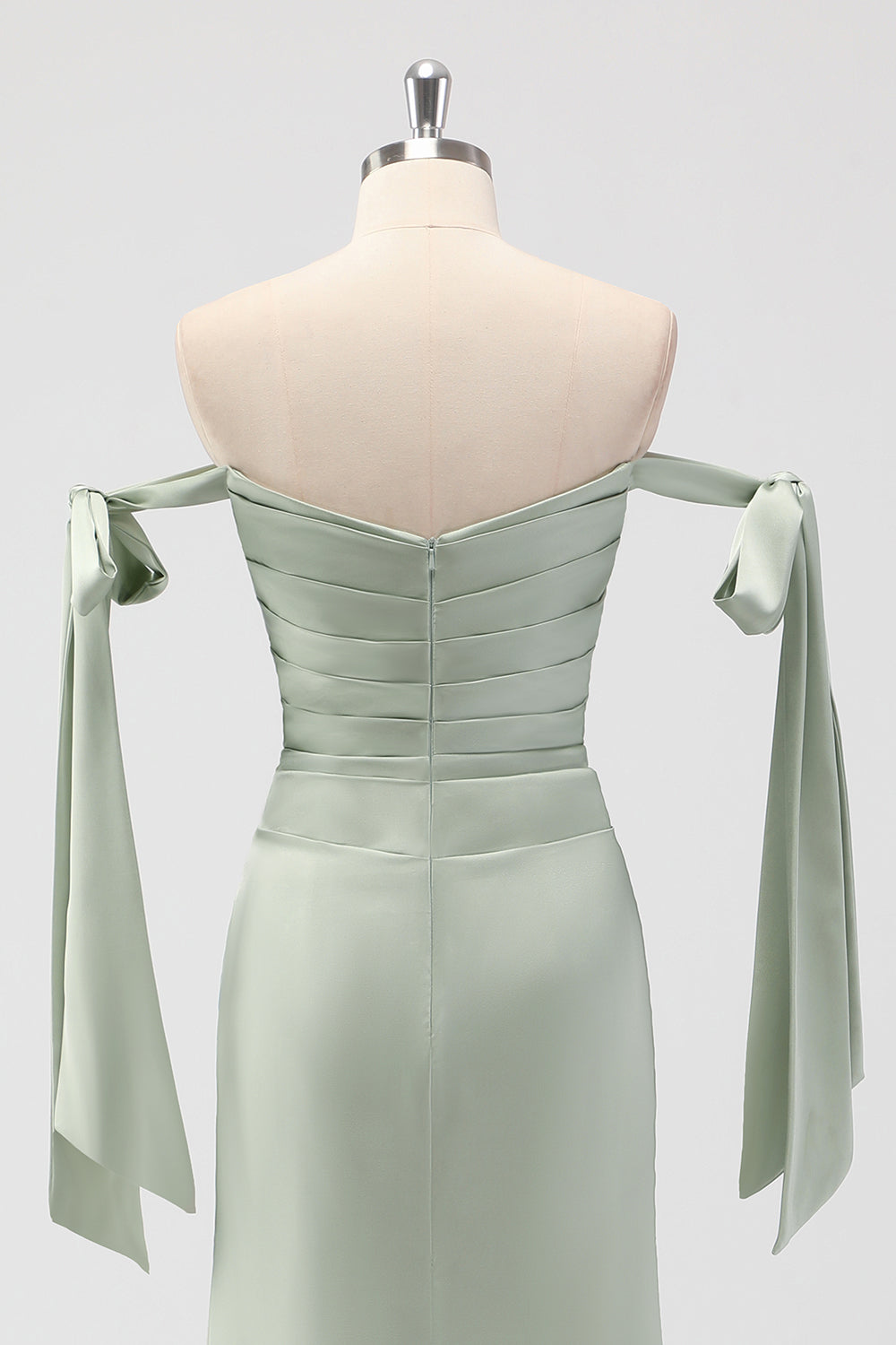 Vestido de dama de honor largo fruncido con hombros descubiertos de sirena verde salvia