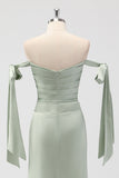 Vestido de dama de honor largo fruncido con hombros descubiertos de sirena verde salvia