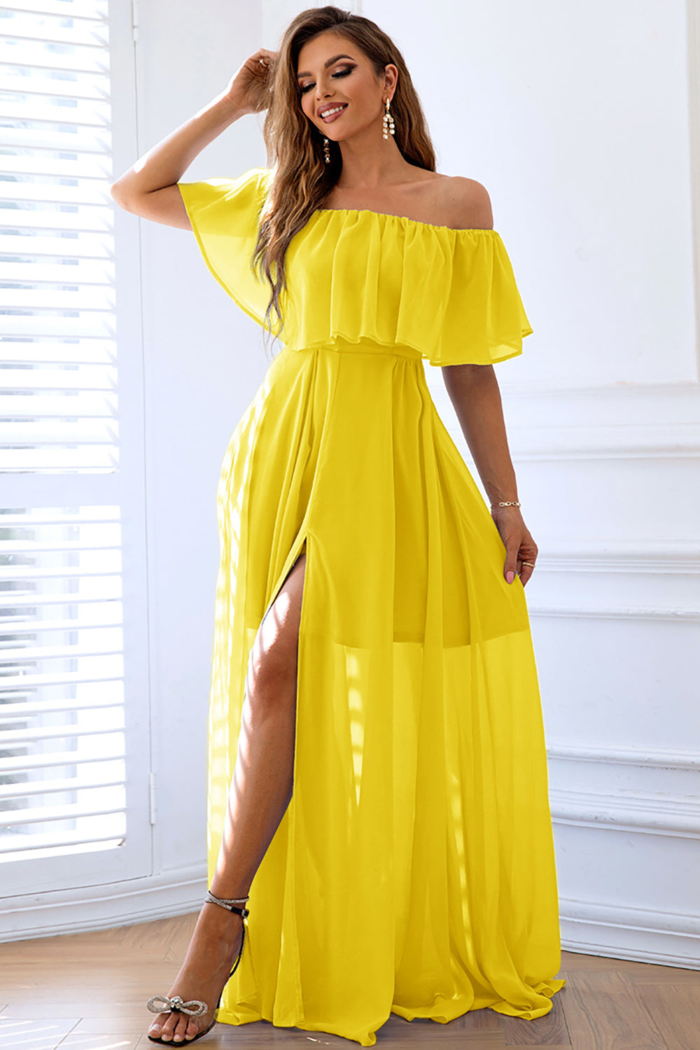 Vestido formal largo amarillo con volantes y aberturas en línea A