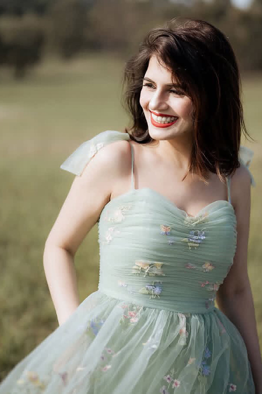 Vestido de fiesta largo fruncido con tirantes finos de tul verde con tirantes finos y bordados