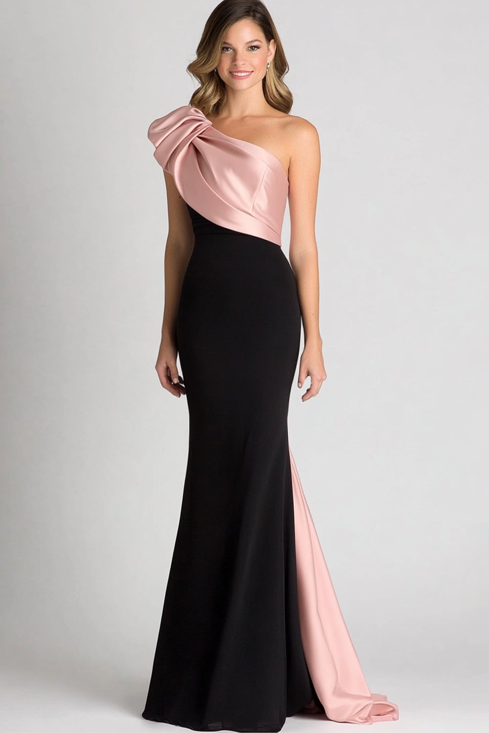 Elegante vestido de gala de satén fruncido de un hombro negro y rubor