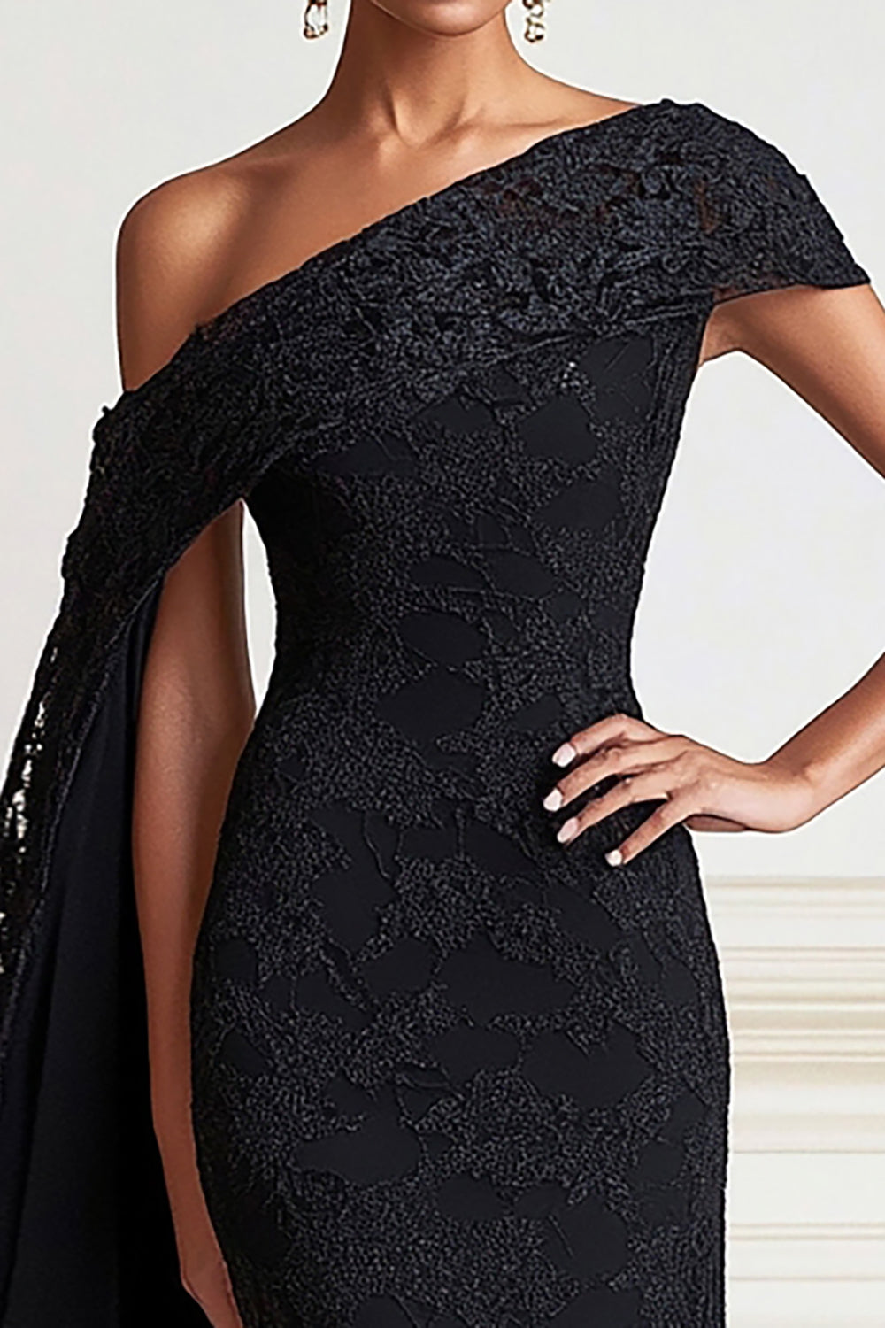 Vestido largo de encaje de un hombro de sirena negra de la madre de la novia con capa de hombro lateral