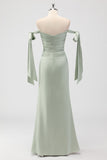 Vestido de dama de honor largo fruncido con hombros descubiertos de sirena verde salvia