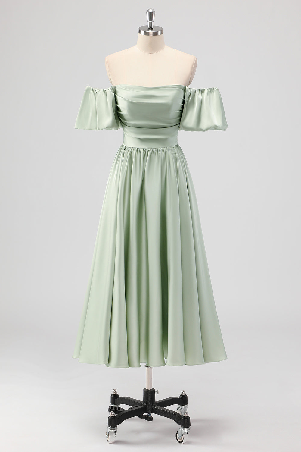 Vestido de dama de honor verde salvia de línea con hombros descubiertos de satén hasta el té