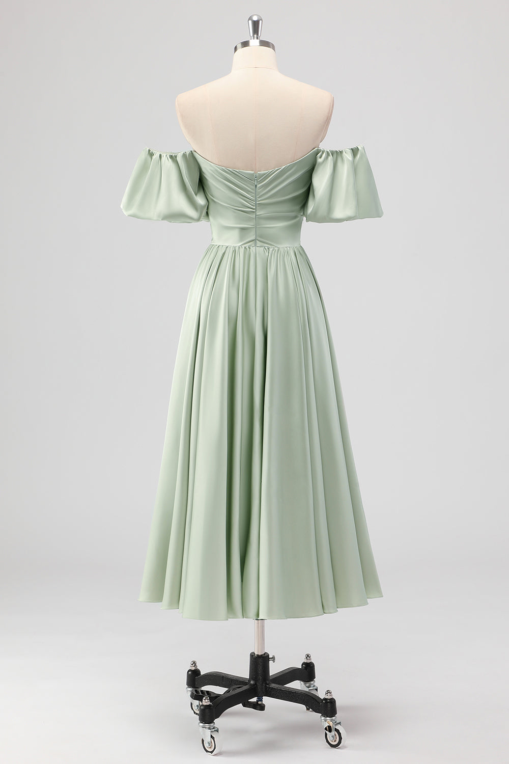 Vestido de dama de honor verde salvia de línea con hombros descubiertos de satén hasta el té