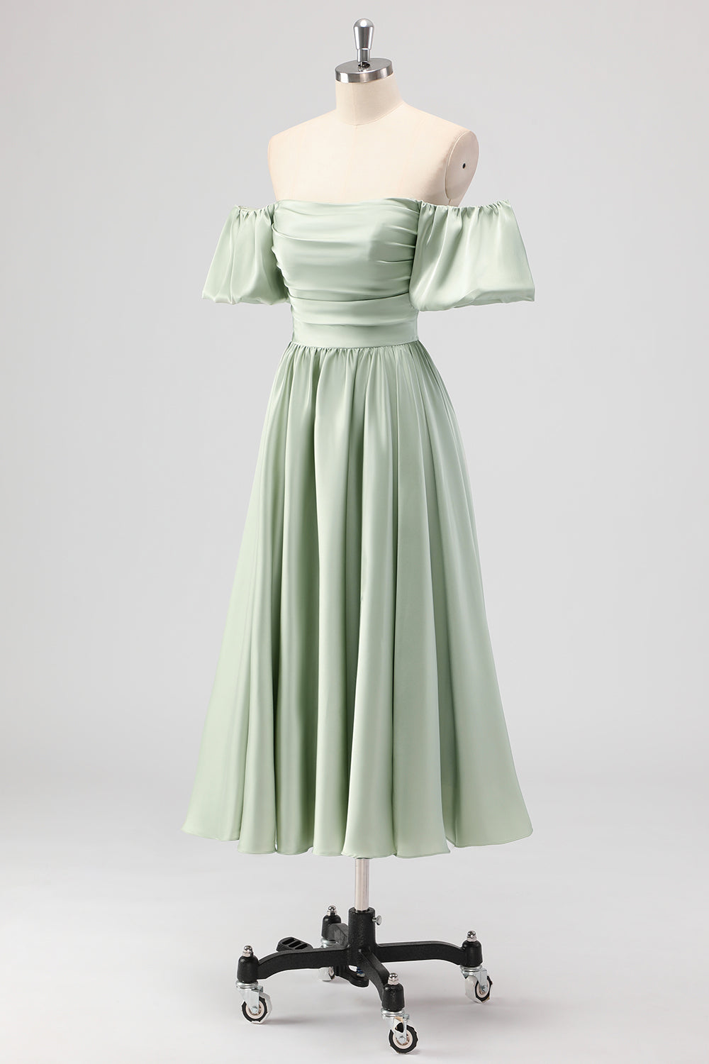 Vestido de dama de honor verde salvia de línea con hombros descubiertos de satén hasta el té