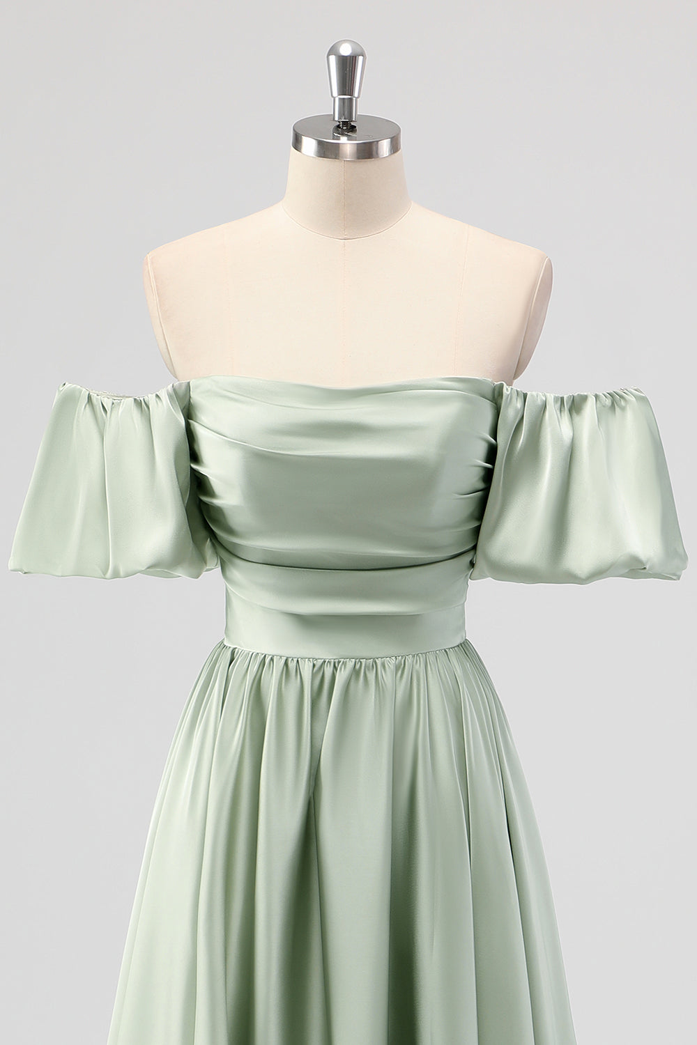 Vestido de dama de honor verde salvia de línea con hombros descubiertos de satén hasta el té