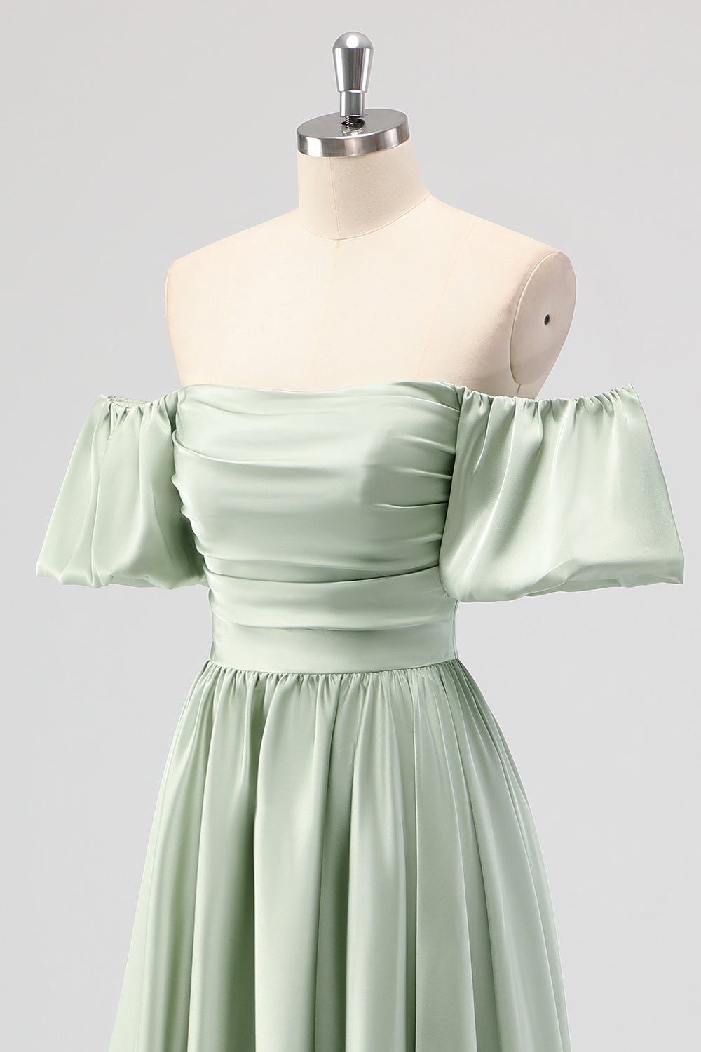 Vestido de dama de honor verde salvia de línea con hombros descubiertos de satén hasta el té