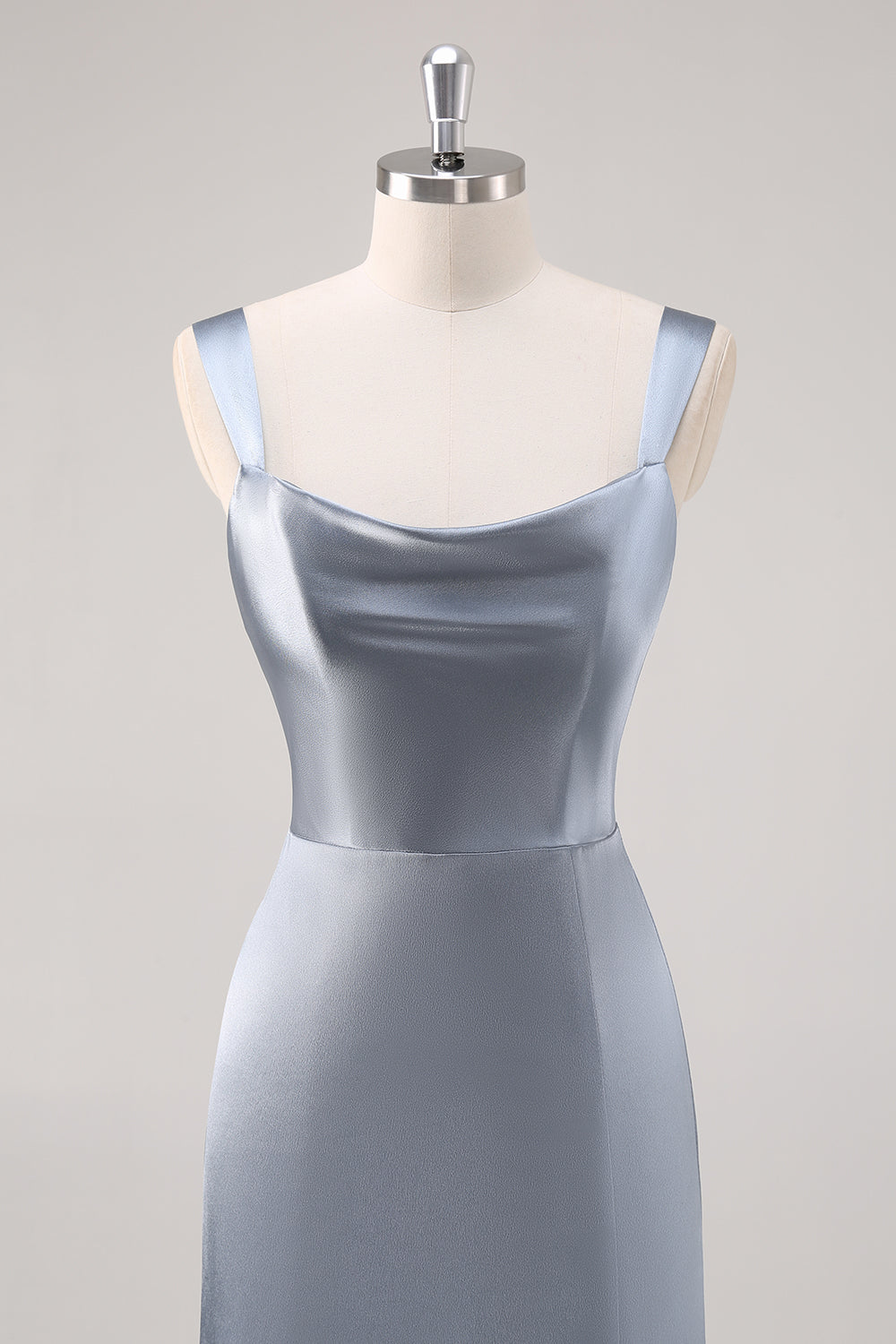 Vestido de dama de honor de satén azul grisáceo con abertura