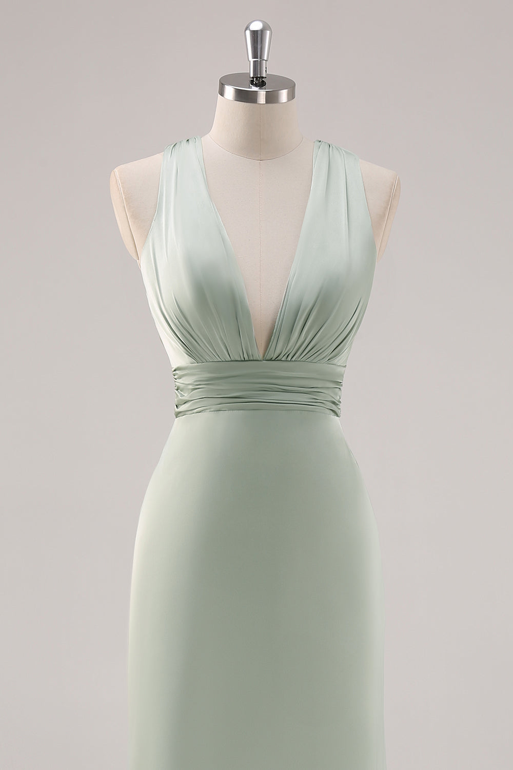 Vestido de dama de honor largo sin espalda con escote en V profundo de satén verde salvia