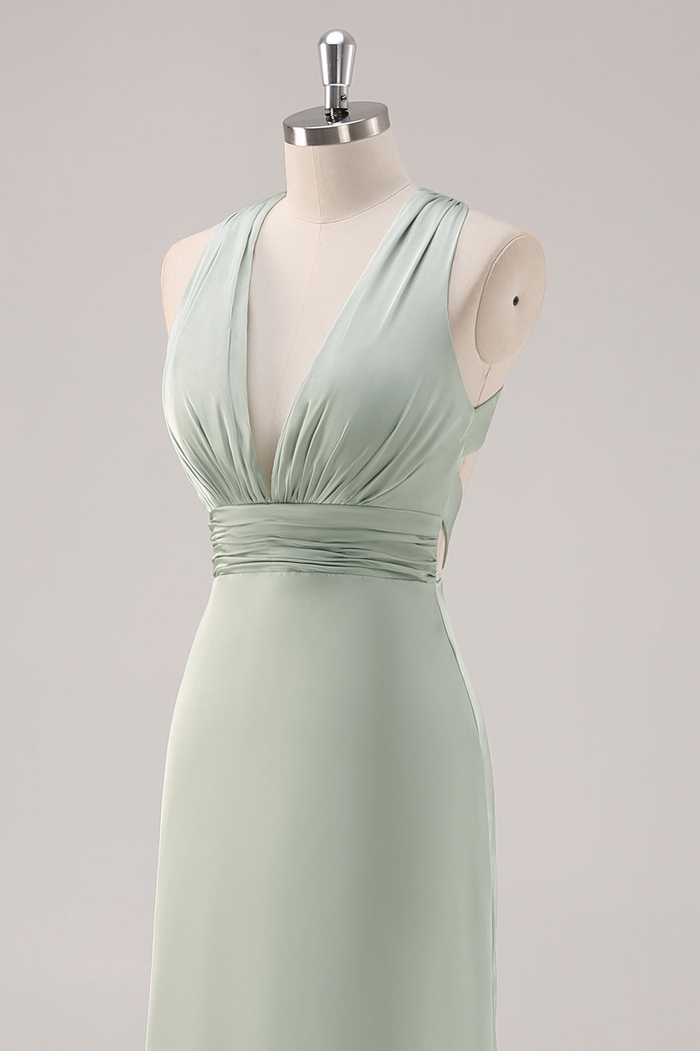 Vestido de dama de honor largo sin espalda con escote en V profundo de satén verde salvia