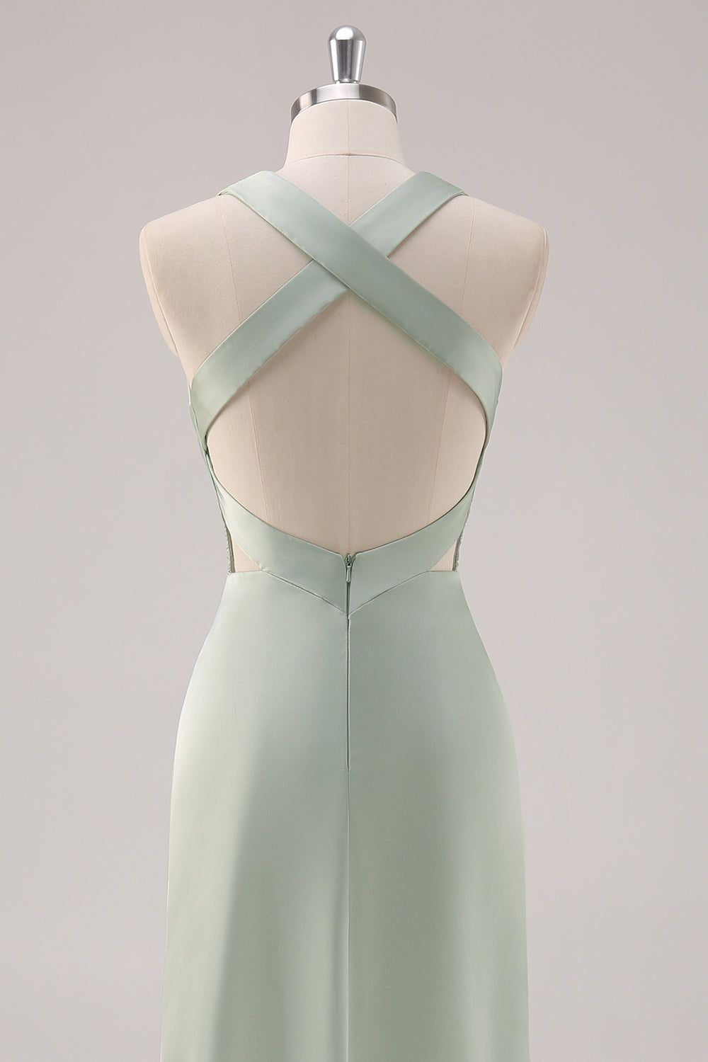 Vestido de dama de honor largo sin espalda con escote en V profundo de satén verde salvia