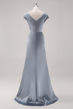 Vestido de dama de honor con cuello de campana de satén azul grisáceo con mangas de capa