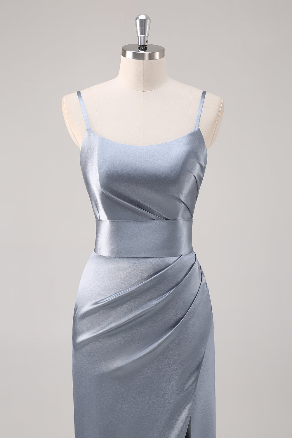 Vestido de dama de honor con abertura de tirantes finos grises azules fruncidos