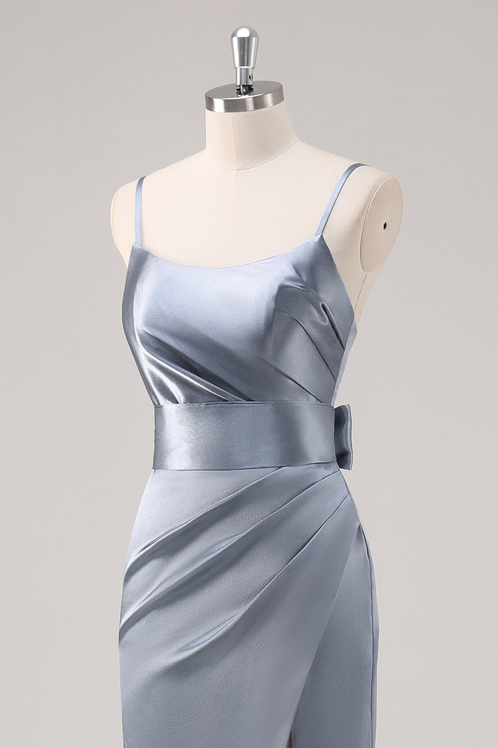 Vestido de dama de honor con abertura de tirantes finos grises azules fruncidos