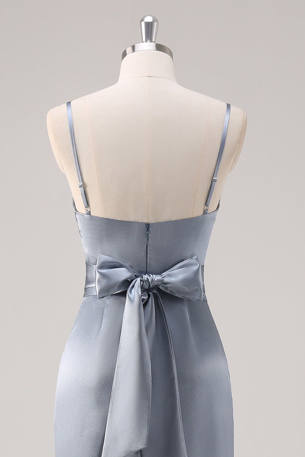 Vestido de dama de honor con abertura de tirantes finos grises azules fruncidos