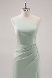 Vestido de dama de honor de un solo hombro verde salvia simple con abertura