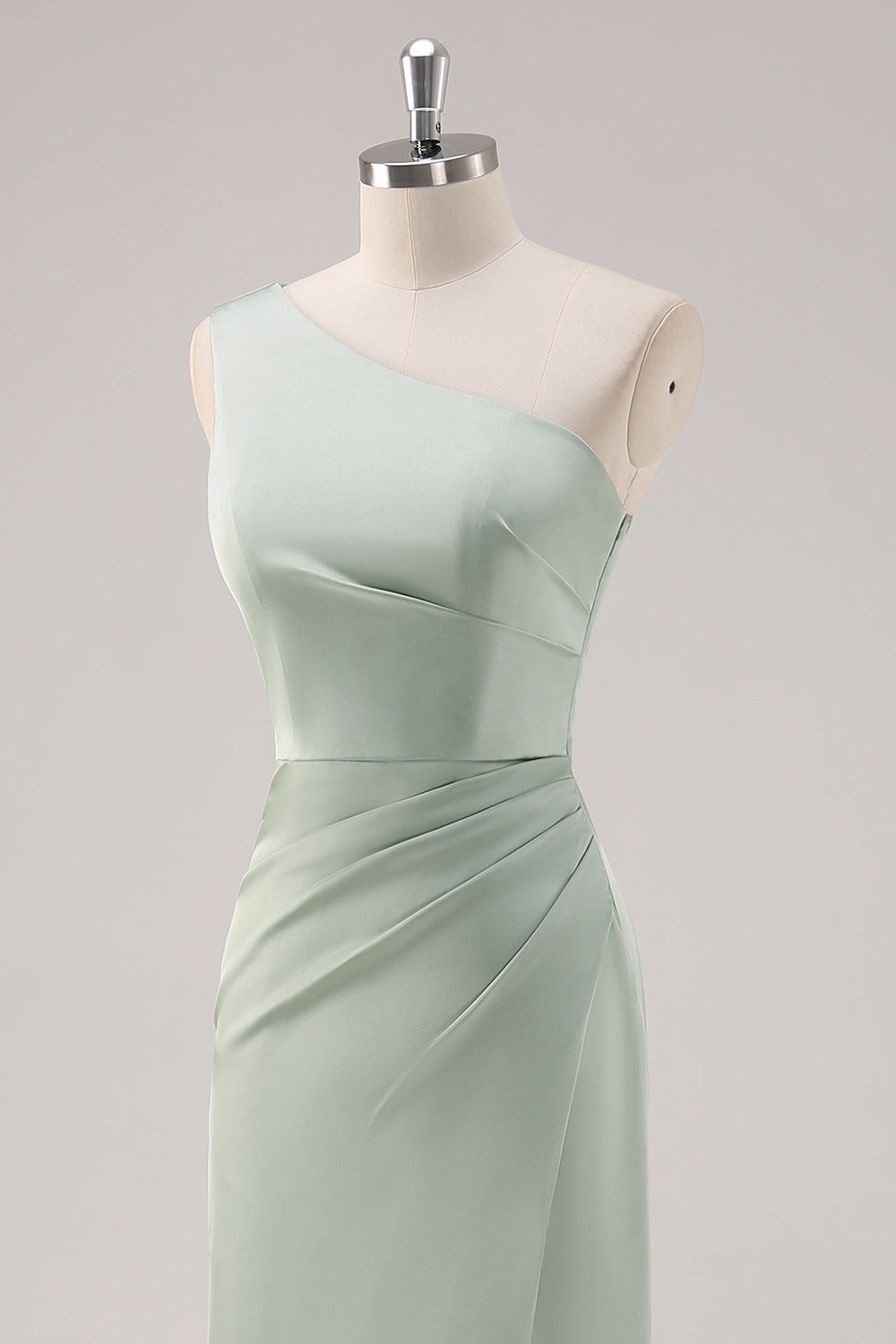 Vestido de dama de honor de un solo hombro verde salvia simple con abertura