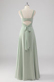 Vestido de dama de honor de gasa con cuello en V verde salvia de una línea con abertura