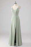 Vestido de dama de honor de gasa con cuello en V verde salvia de una línea con abertura